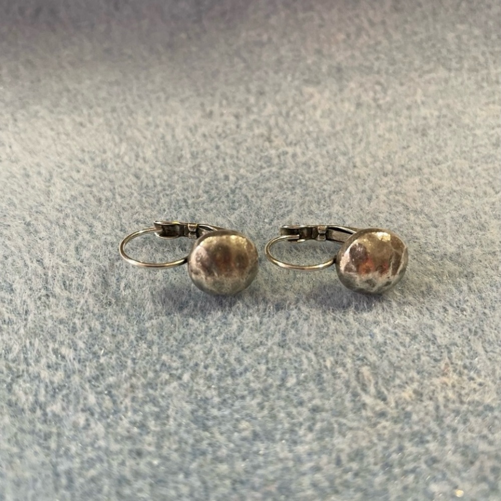 Leverback silvertone earrings with oxidized look